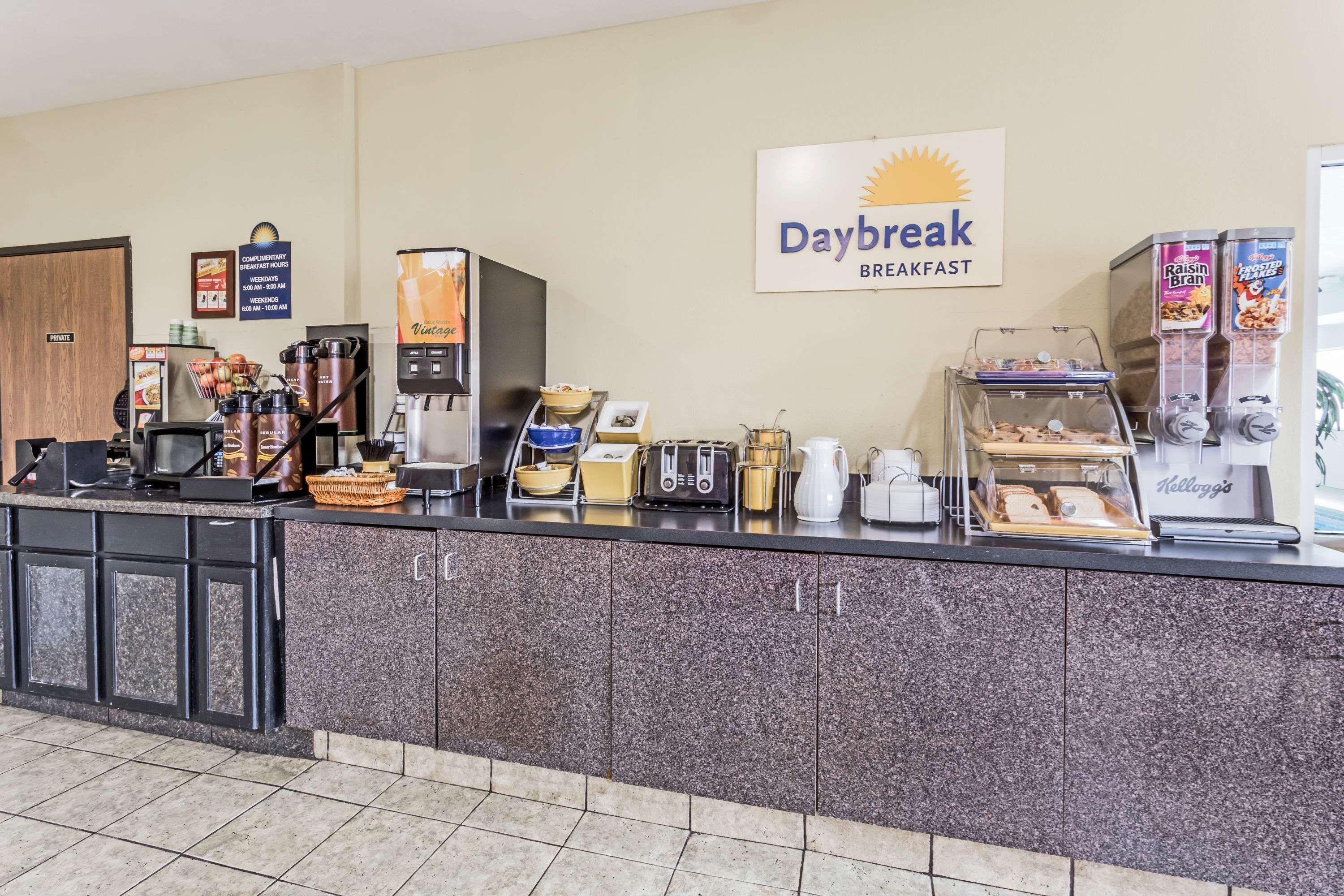 Days Inn & Suites By Wyndham Of Morris Eksteriør billede